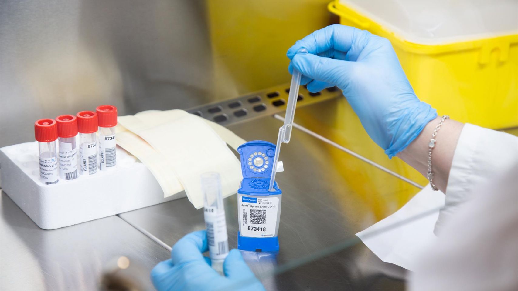 Análisis de muestras de coronavirus en un laboratorio.
