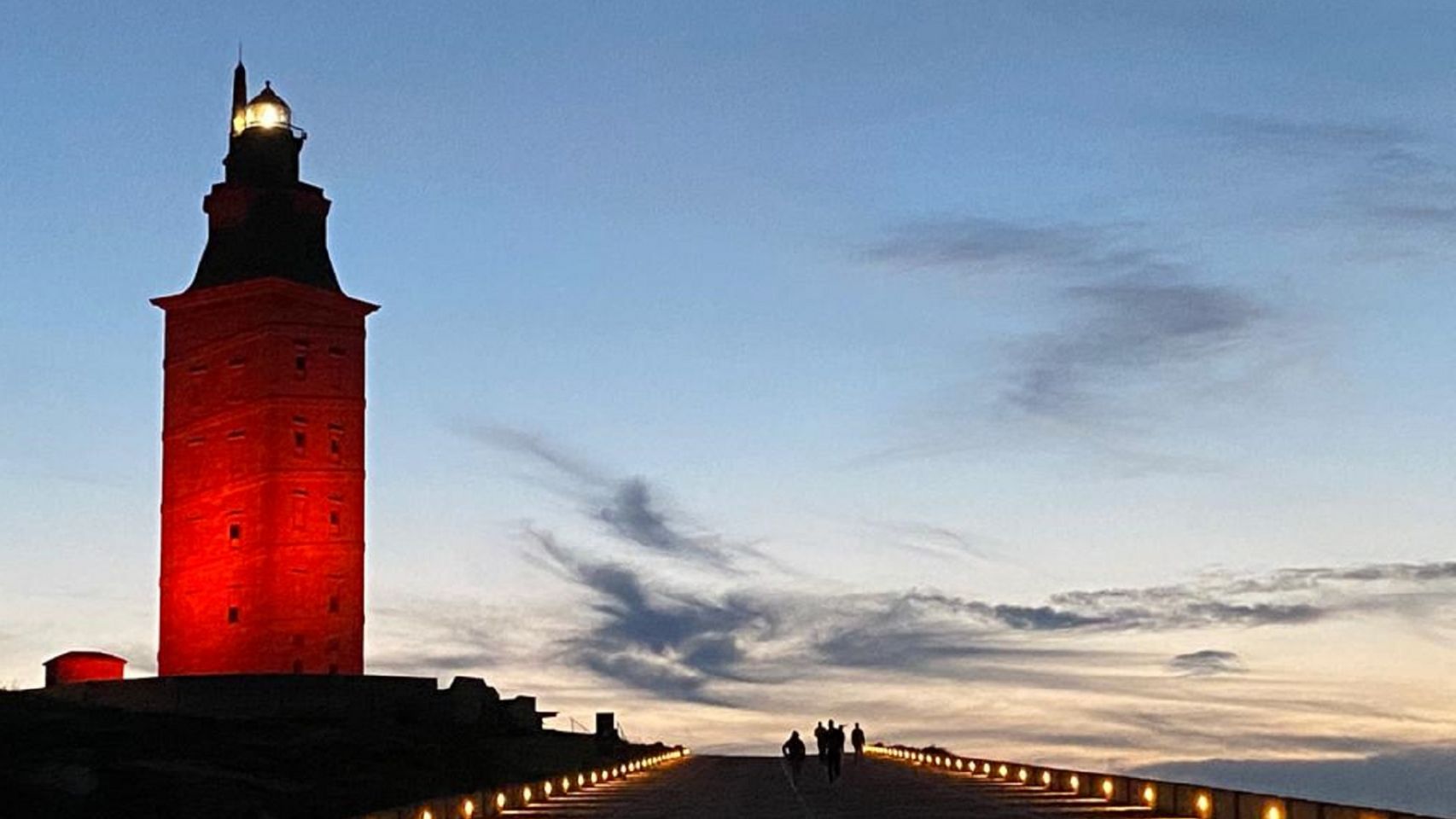 La Torre de Hércules de A Coruña, iluminada de rojo por el Día Mundial de la Cruz Roja.