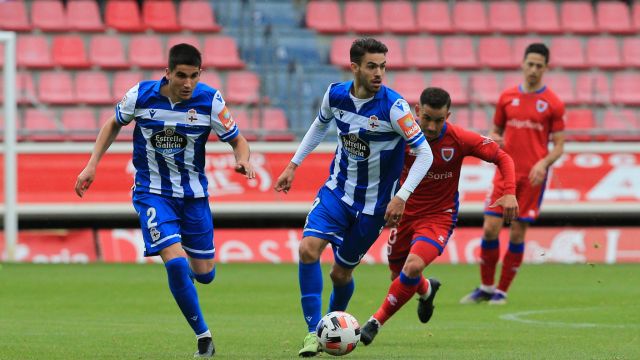 Valín y Rayco en un lance del Numancia - Deportivo.
