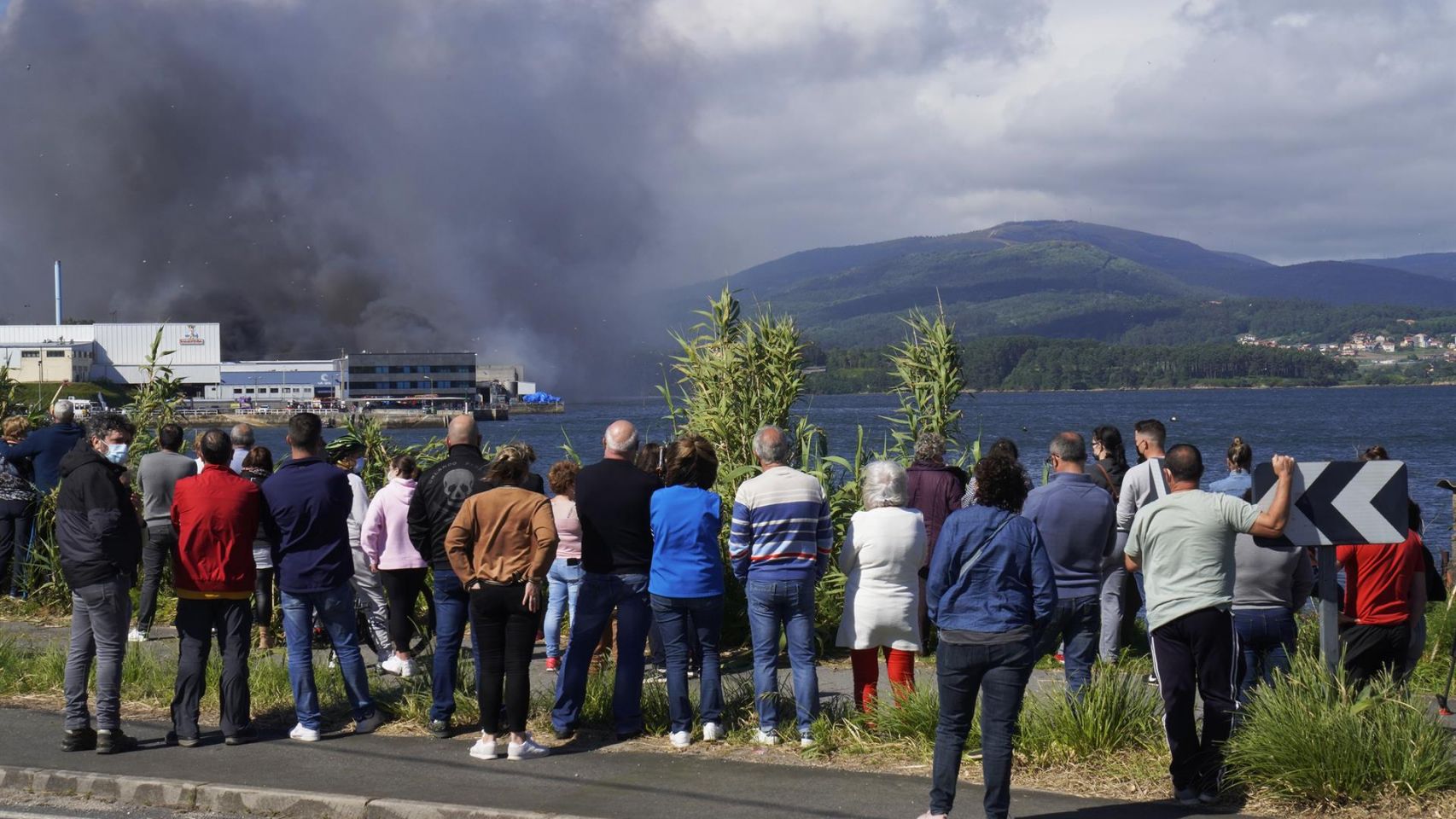 Numerosos vecinos observan el incendio de la conservera Jealsa, en Boiro (A Coruña).