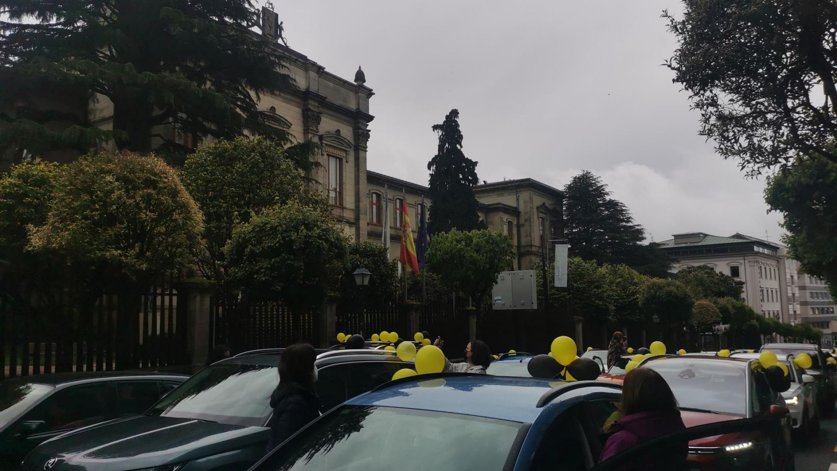 Caravana de coches convocada por la Plataforma de Traballadores Públicos Temporais en Fraude de Lei, frente al Parlamento de Galicia.