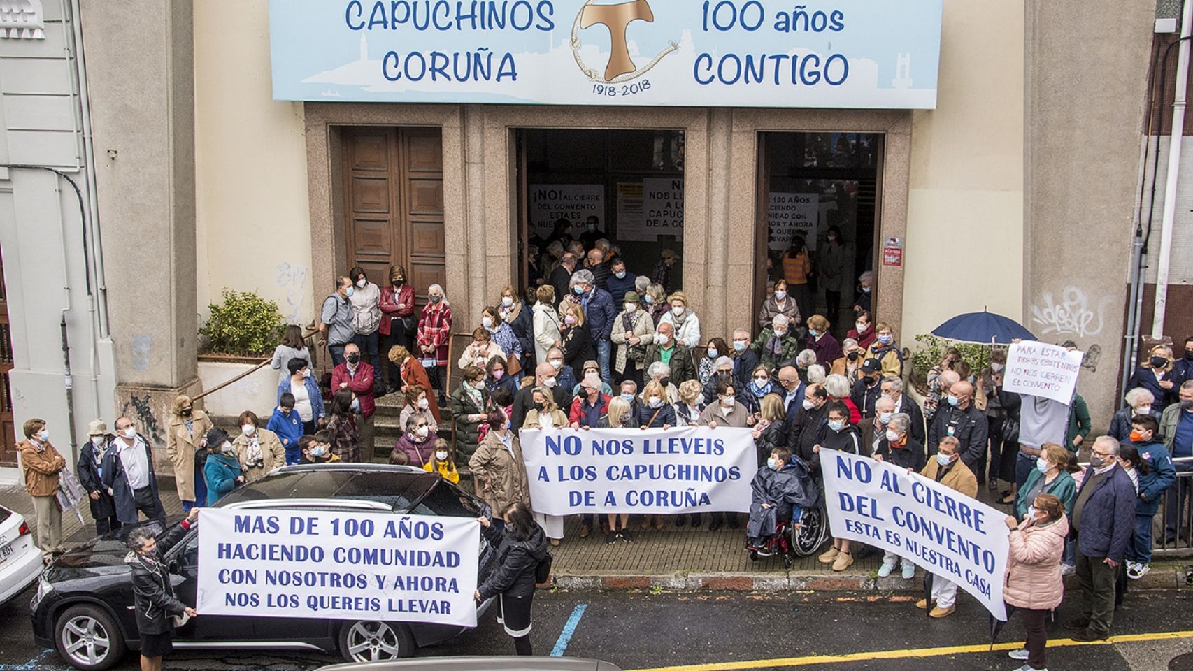 Protesta frente a la iglesia de los Capuchinos en A Coruña.