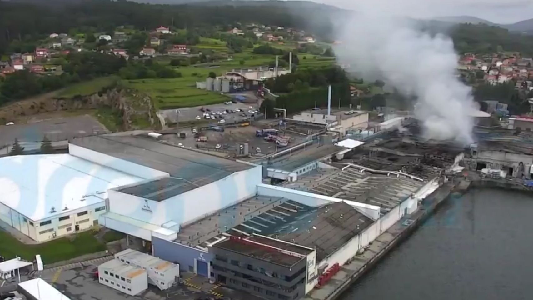 Un incendio arrasó parte de la fábrica de Jealsa en Boiro.