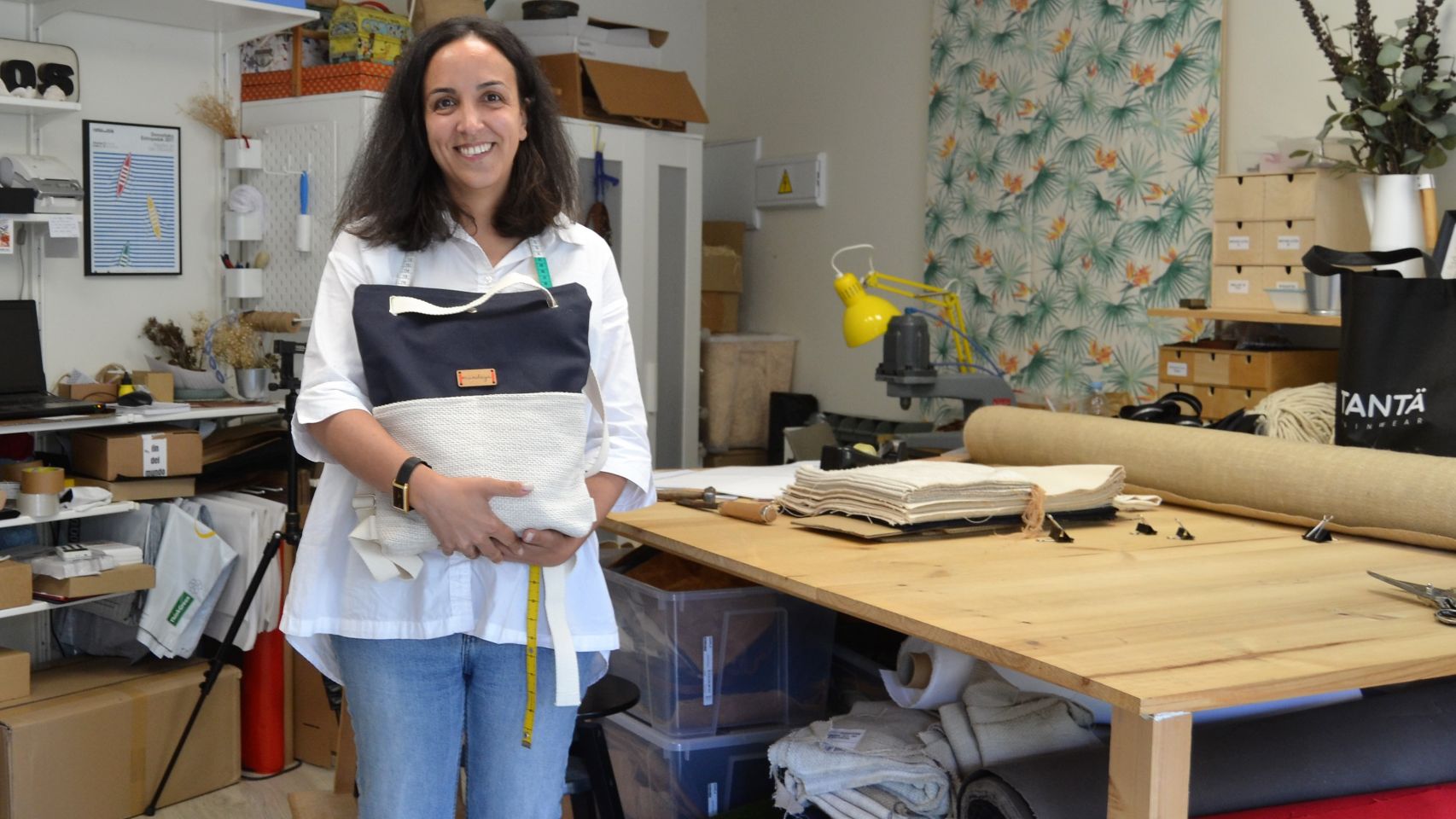 La creadora de Mundaya, Lara Santomé, con un bolso de la colección 'Devagar' en su taller en Aríns.