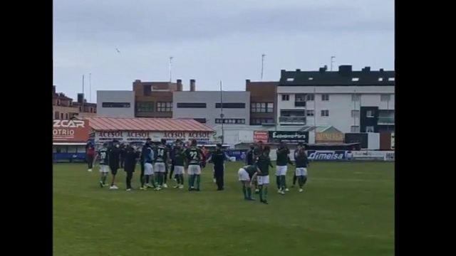 Los jugadores del Racing Club de Ferrol celebran la victoria.