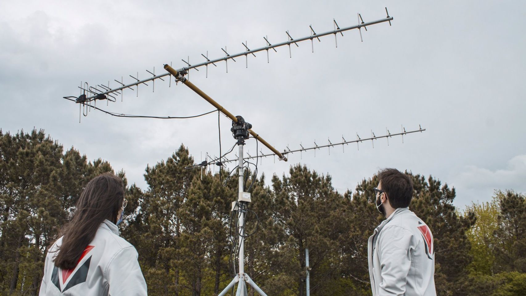 Dos miembros de UVigo SpaceLab comprueban el funcionamiento de una de sus antenas