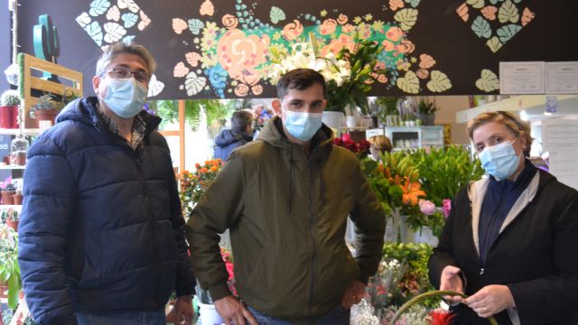 Elio de Abreu, José de Abréu y Carolina de Ciulla, responsables de la floristería.