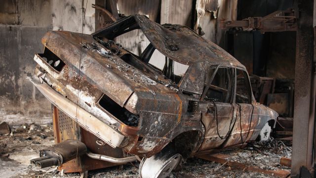 Un coche calcinado en una foto de archivo.