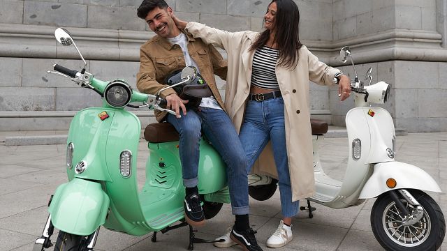 Hugo y Lara, de La Isla de las Tentaciones, embajadores de la firma en España.