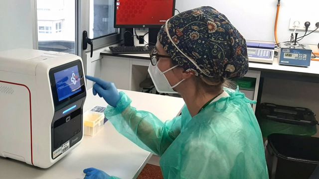 Una profesional analiza una prueba de detección de COVID.
POVISA