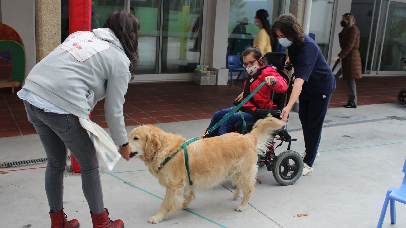 El Centro Juan María disfruta un día a la semana de terapia asistida por perros