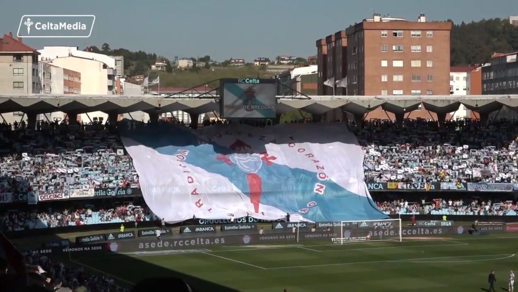 Tifo empregado durante o himno galego do derbi entre Celta e Deportivo en 2018 en Balaídos
