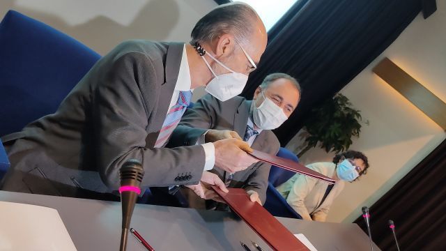 El Conselleiro de Sanidade, Julio García Comesaña, y el presidente de la Autoridad Portuaria de Vigo, Jesús Vázquez Almuíña, durante la firma del acuerdo