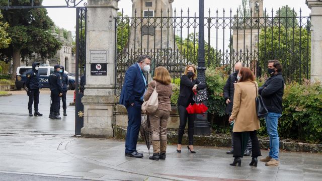 Los abogados y familiares de Déborah Fernández-Cervera a su llegada al cementerio de Pereiró en Vigo para asistir a la exhumación del cuerpo de la joven, 19 años después de haber sido localizado su cadáver