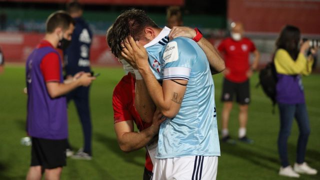 Los jugadores del Celta B lamentan la eliminación en el play off de ascenso a Segunda