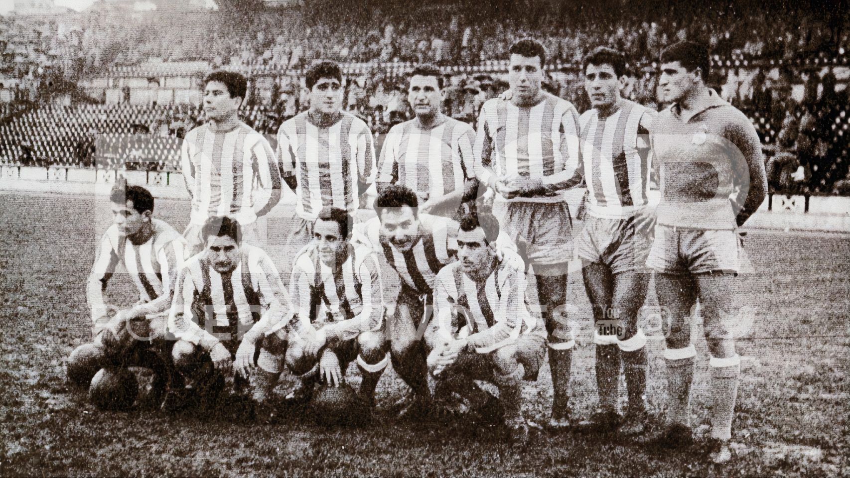 Plantilla del Deportivo, con Gelucho arriba a la derecha.