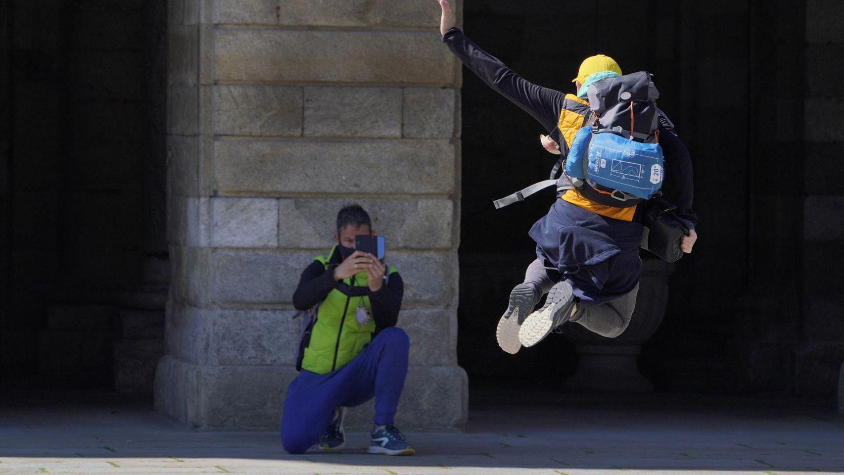 Un peregrino se fotografía saltando frente a la Catedral de Santiago de Compostela.