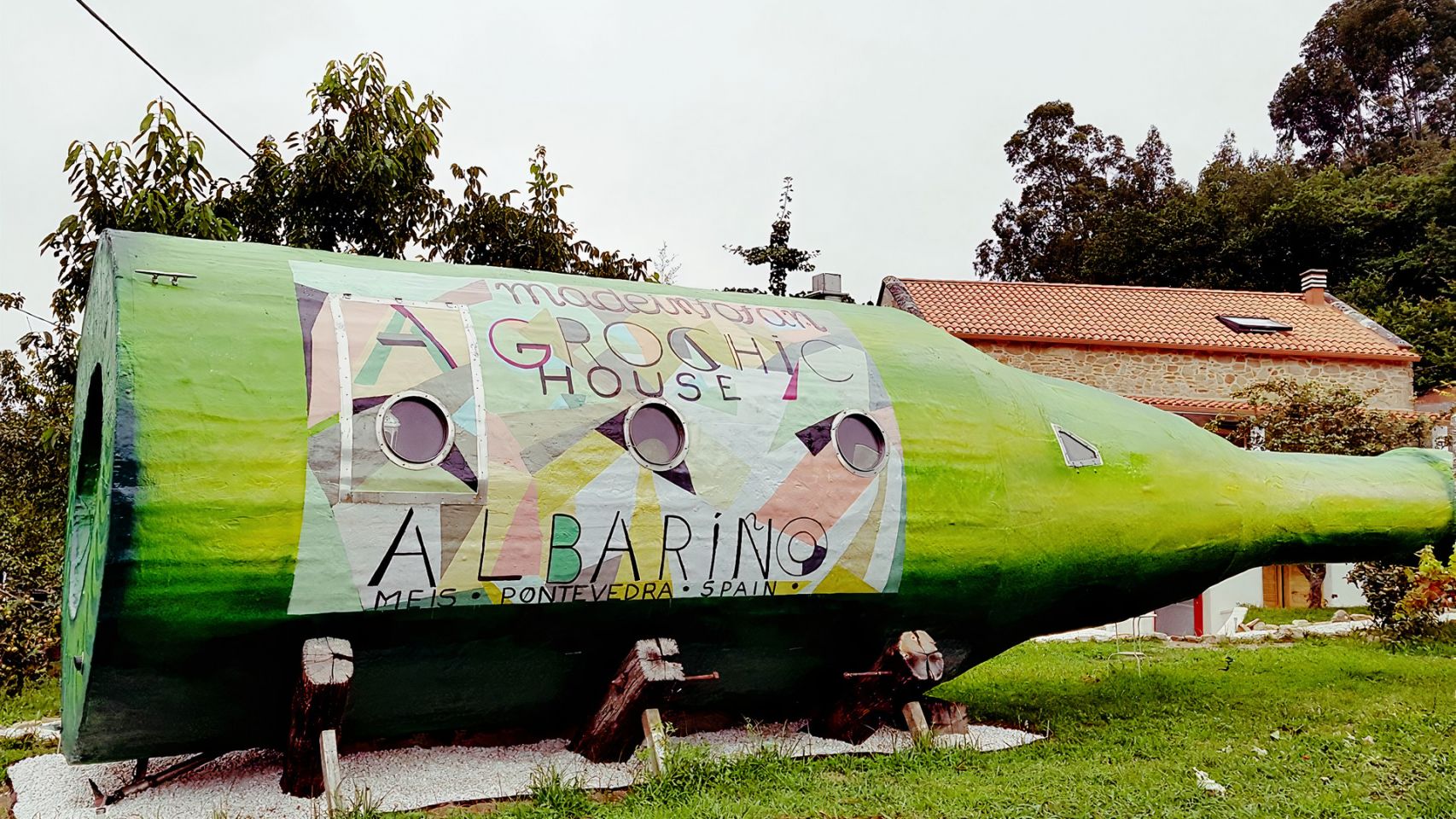 Botella de 'Alvariño' gigante en Pontevedra.