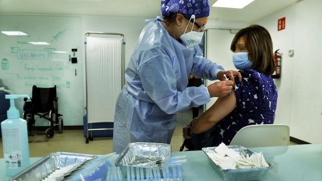 Una mujer recibe una dosis de la vacuna de AstraZeneca en el Complejo Hospitalario Universitario de Ourense.
