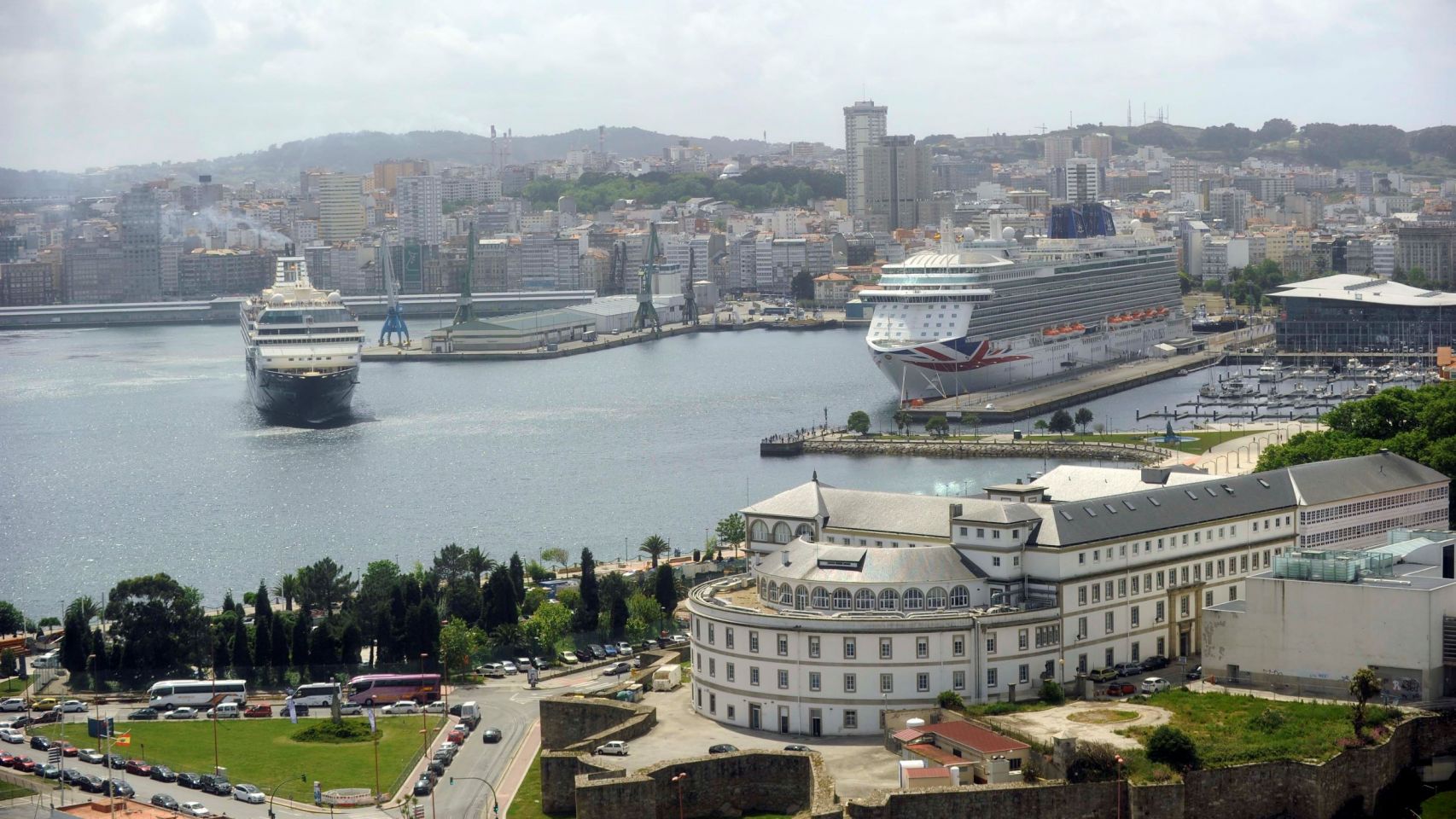 Dos cruceros en el puerto de A Coruña en una imagen de archivo 