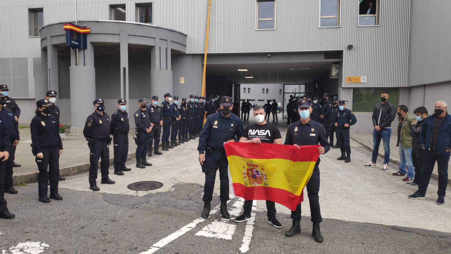 Homenaje a Ángel, policía herido en Cataluña.