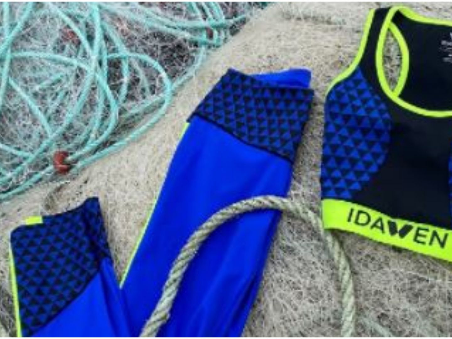 Bergantín Transitorio Calígrafo La marca gallega Idawen crea ropa deportiva sostenible a base de reciclar  redes de pesca