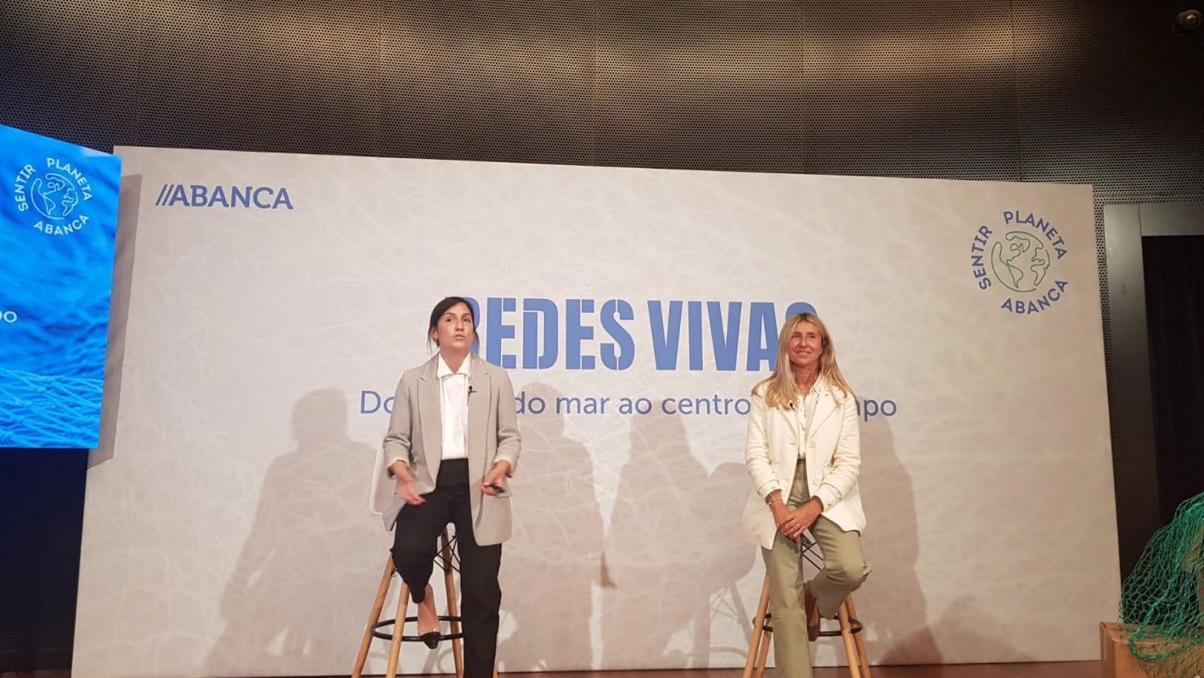 La responsable de Sostenibilidad de Abanca, María García, y la directora de Marketing, Susana Ortiz, durante la presentación