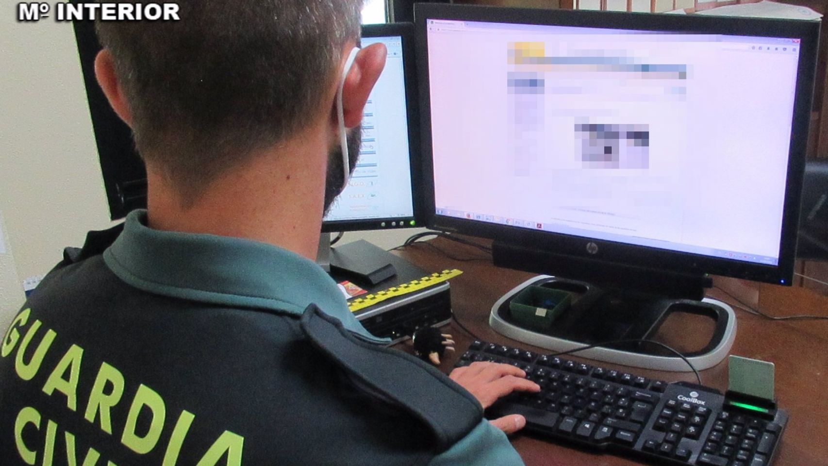 Un guardia civil utiliza un ordenador.