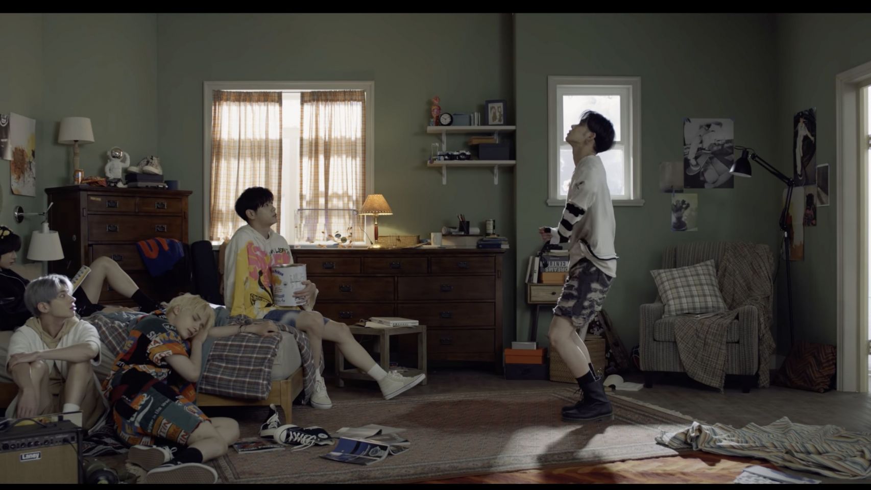 Lata de Bonilla en el videoclip de la banda de K-pop coreana.