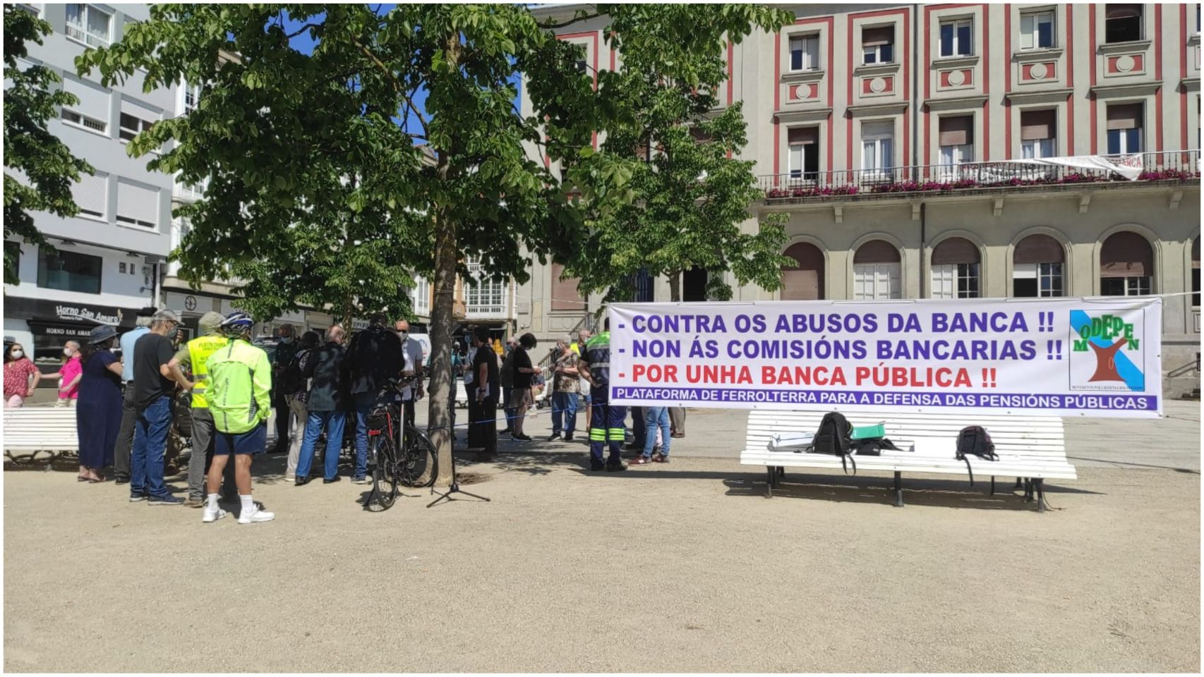 Pensionistas concentrados en Ferrol.