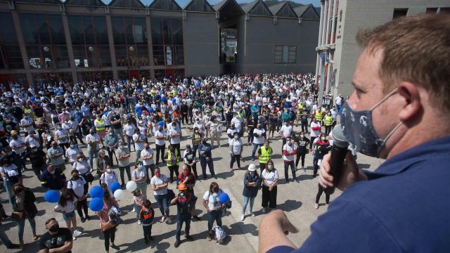 El presidente del Comité de Empresa de Alcoa, José Antonio Zan, se dirige a varios sindicalistas y trabajadores durante una concentración.