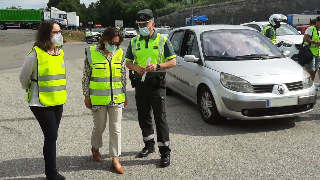 Maica Larriba durante una visita a un control móvil de la Guardia Civil.