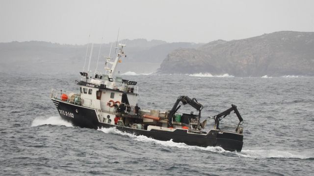 Buscan al tripulante del cerqueiro hundido en Cedeira.