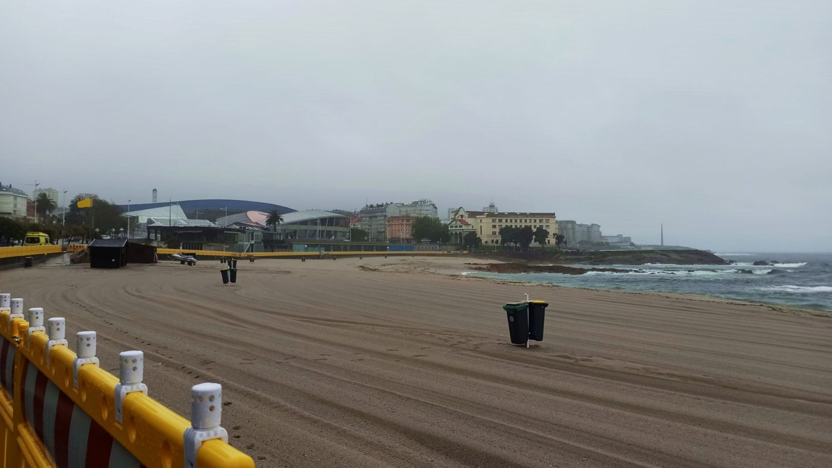 La playa de Riazor de A Coruña en un día nublado.