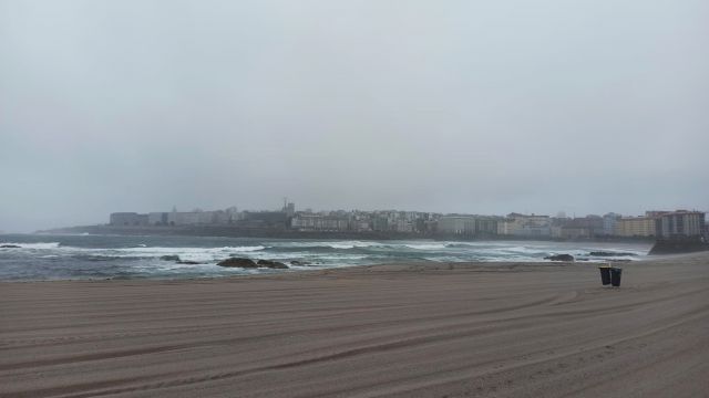 La playa de Riazor, en A Coruña, durante un día nublado.