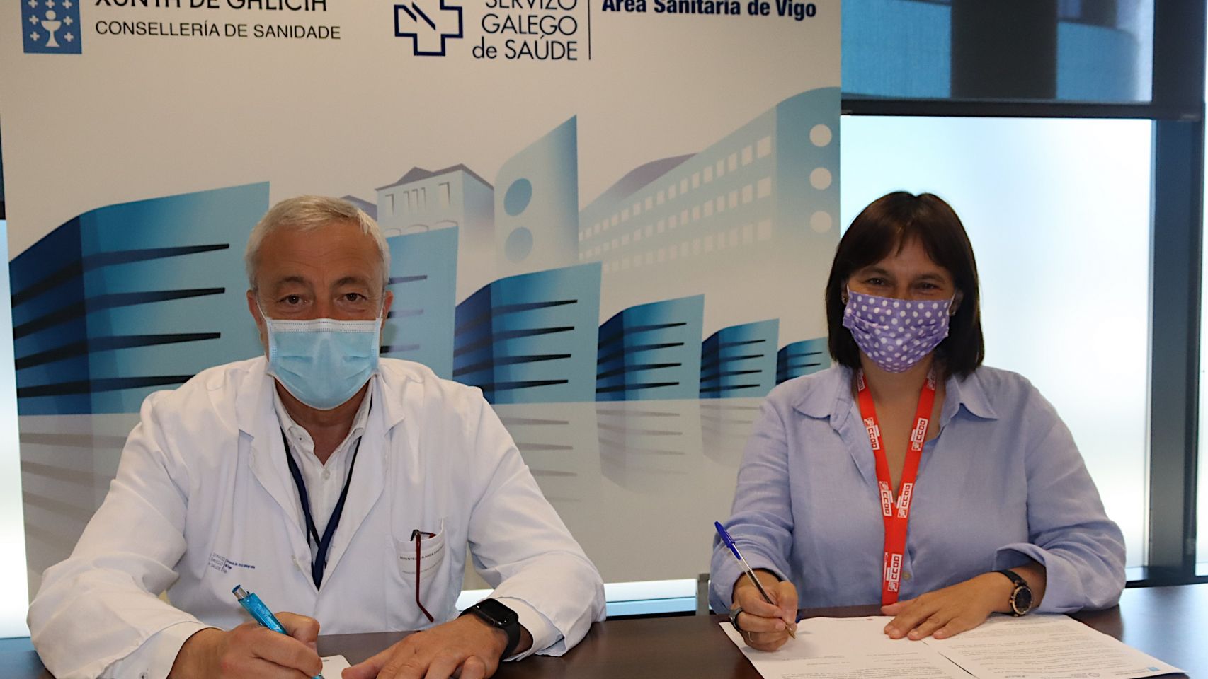 El gerente del área sanitaria, Javier Puente, y la
presidenta de la Comisión de Centros de Atención Hospitalaria, María José Diéguez.