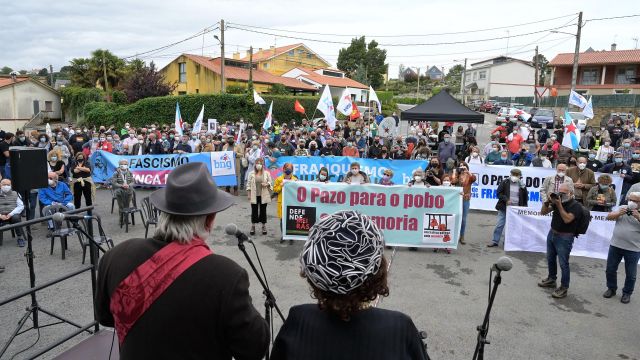 Decenas de personas participan en una marcha cívica