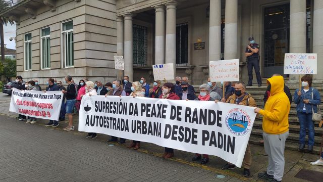 Asociaciones vecinales se concentran en Pontevedra para pedir la supresión del peaje del tramo Vigo-Redondela de la AP-9.
