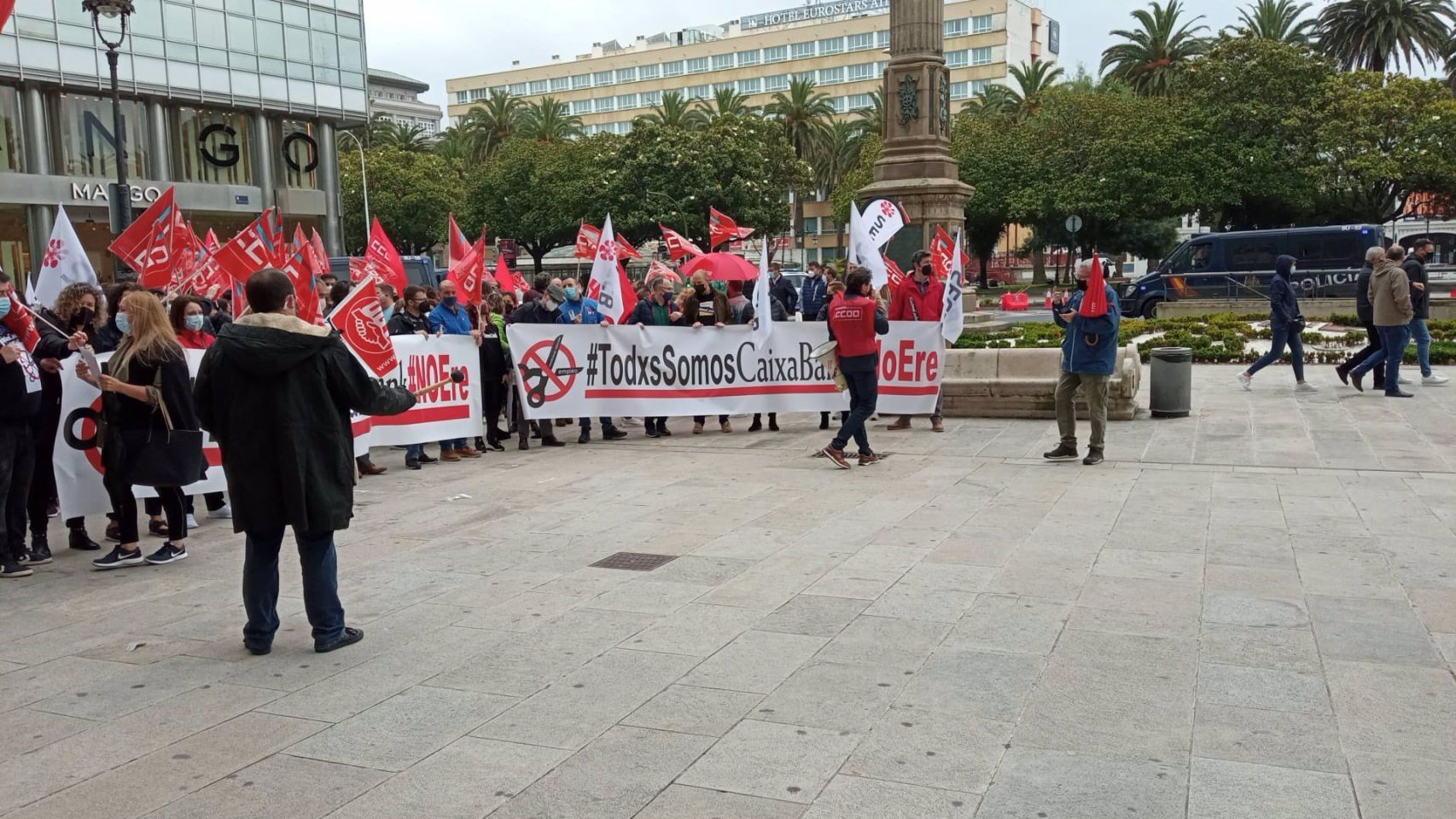 Protesta de trabajadores de Caixabank contra el ERE.