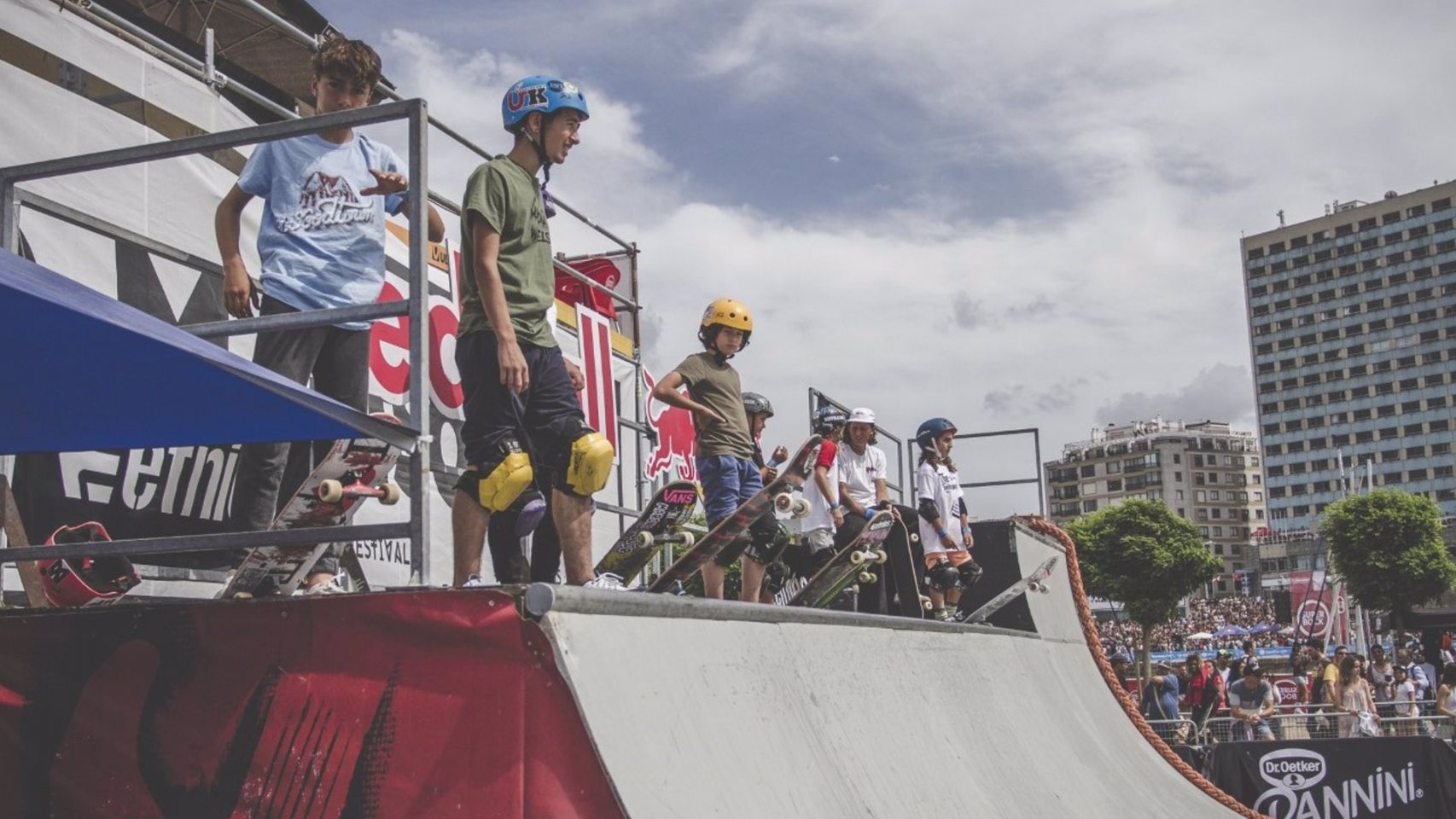 Niños participan en talleres de skateboarding