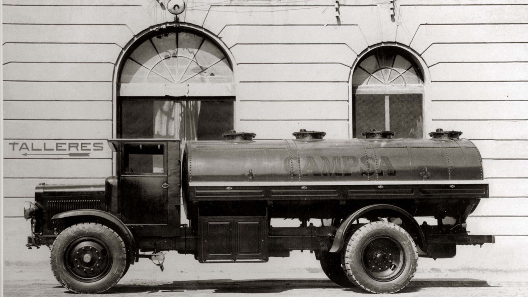 Vehículo antiguo para el transporte de combustible de Babé y Cía.