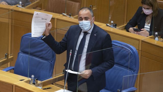 El conselleiro de Sanidade, Julio García Comesaña, durante una intervención en el Parlamento gallego.