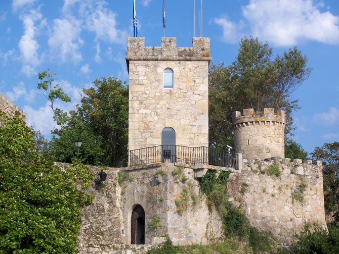 El Castillo de Santa Cruz antigua fortaleza coru esa y emblema