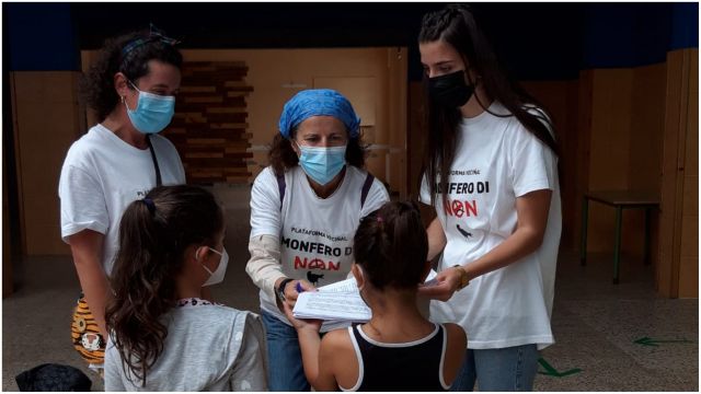 Alumnos de Monfero entregando firmas contra el parque.