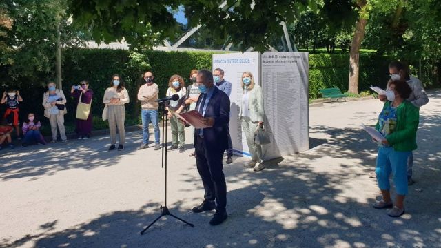 Lectura del manifiesto a favor de las personas migrantes durante la presentación de la exposición 'Mira con otros ojos' en el Parque de la Alameda.