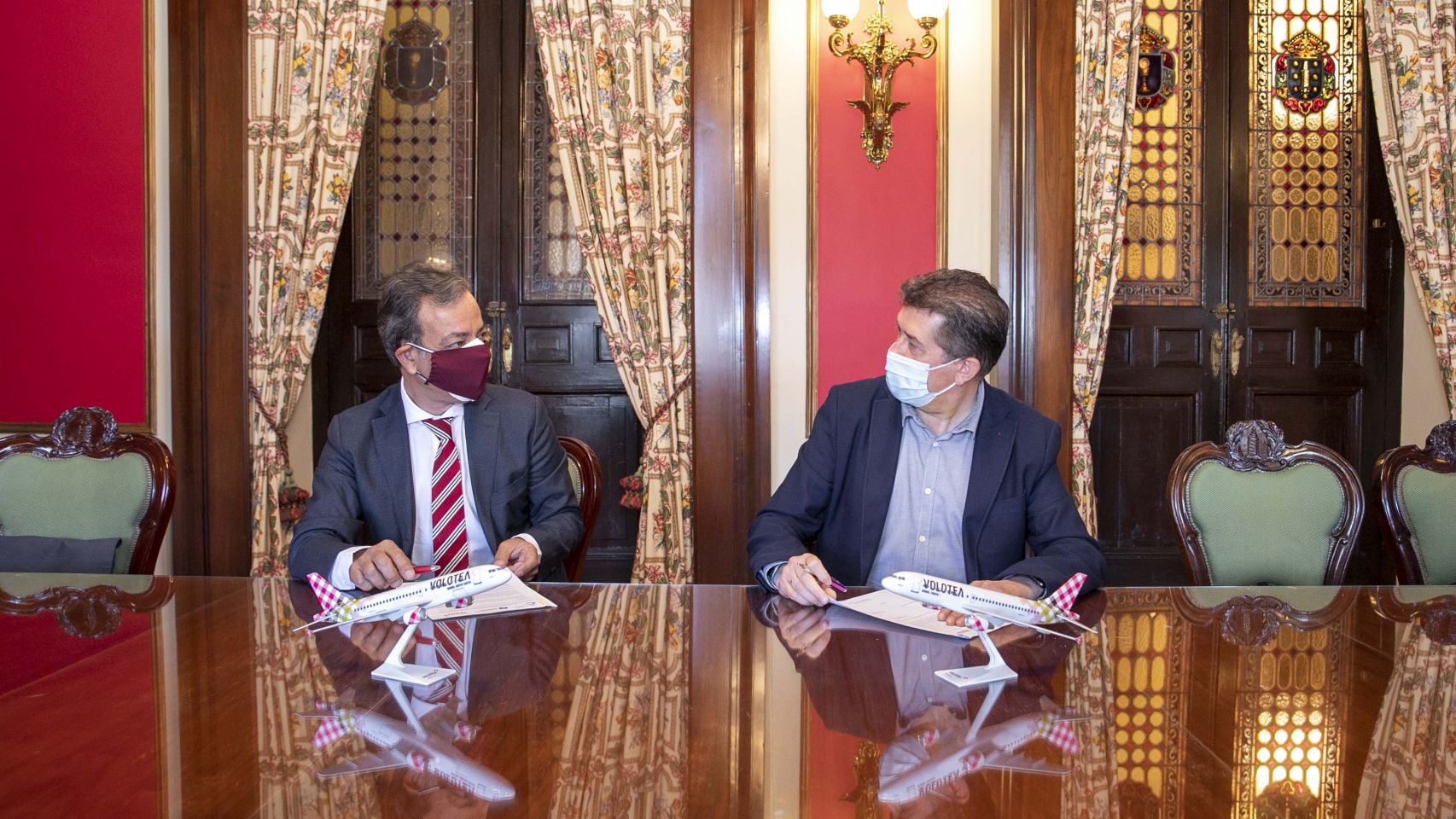Firma del convenio entre Concello y Volotea.