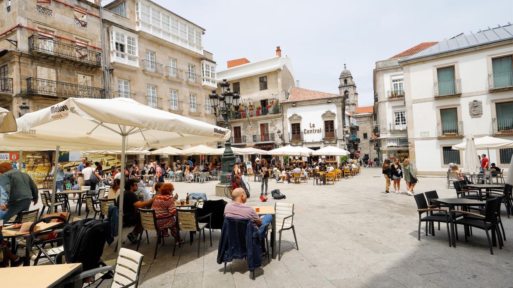 Varias personas en una terraza de Vigo, a 26 de junio de 2021