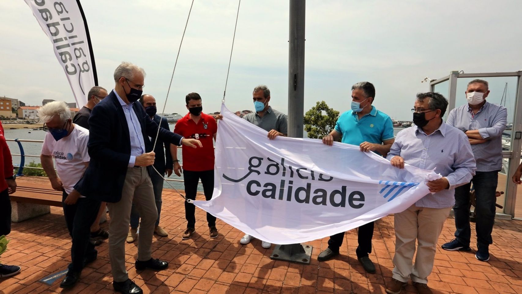 El vicepresidente segundo de la Xunta, Francisco Conde, entrega el distintivo 'Galicia Calidade' al Club Náutico Boiro-Marina Cabo de Cruz