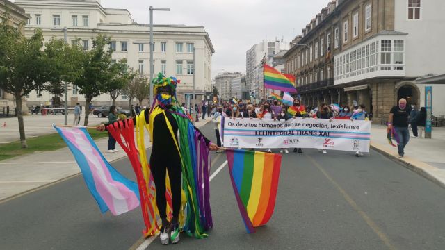 La marcha del Orgullo LGBTI recorre la avenida de la Marina en A Coruña en 2021.