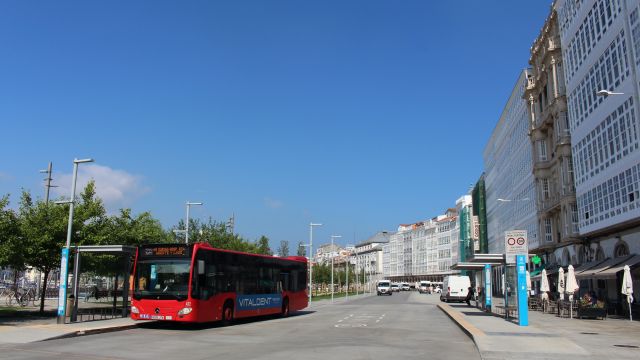 Un autobús urbano en la Avenida de la Marina de A Coruña. 